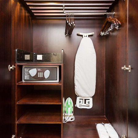 Radisson Blu Towers Kaushambi Delhi Ncr Hotell Ghaziabad Exteriör bild A hotel room wardrobe with a safe
