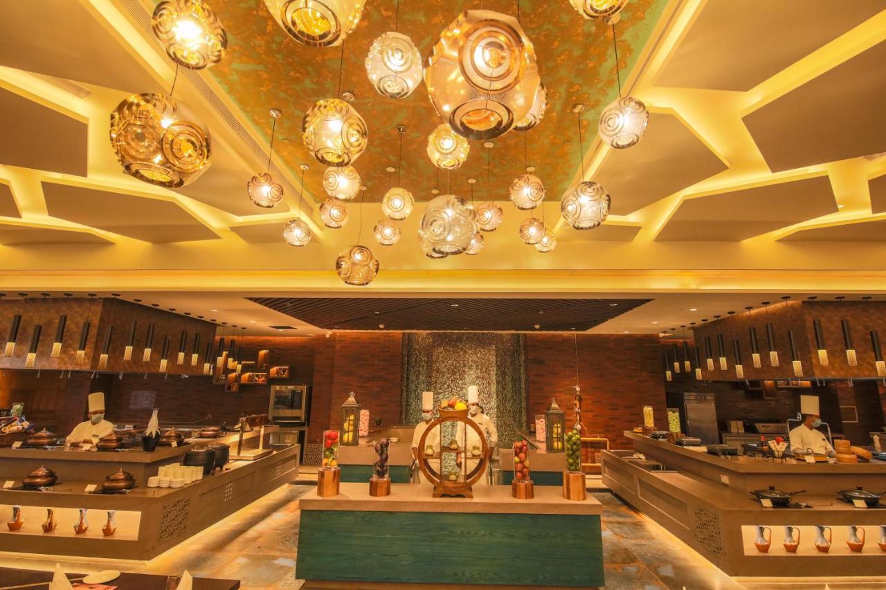 Radisson Blu Towers Kaushambi Delhi Ncr Hotell Ghaziabad Exteriör bild The buffet at the hotel