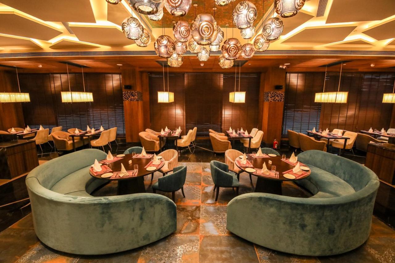 Radisson Blu Towers Kaushambi Delhi Ncr Hotell Ghaziabad Exteriör bild The interior of the restaurant