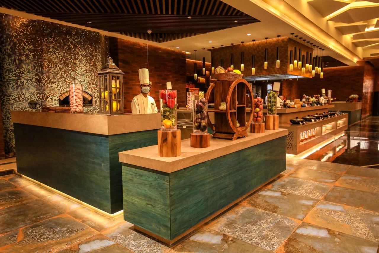 Radisson Blu Towers Kaushambi Delhi Ncr Hotell Ghaziabad Exteriör bild The buffet at the restaurant