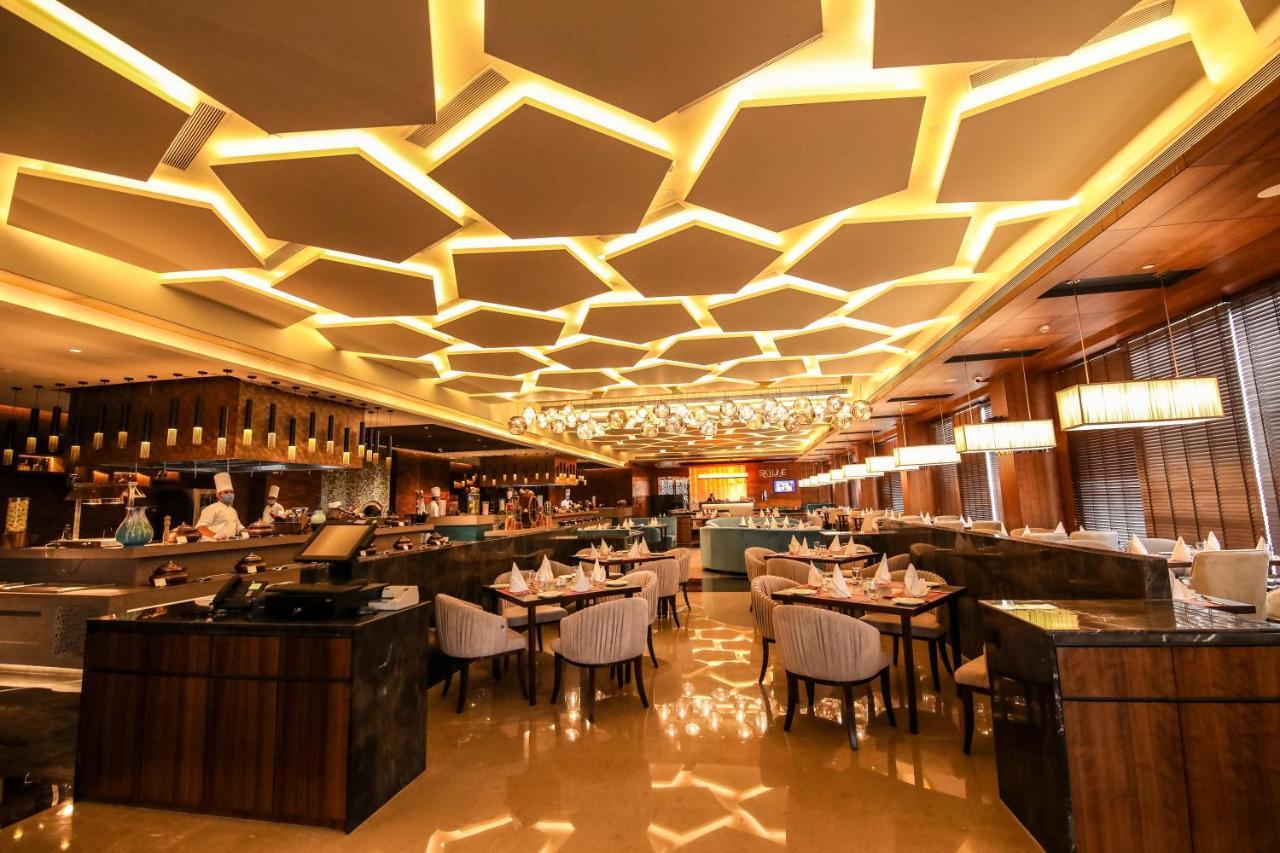 Radisson Blu Towers Kaushambi Delhi Ncr Hotell Ghaziabad Exteriör bild The interior of the restaurant