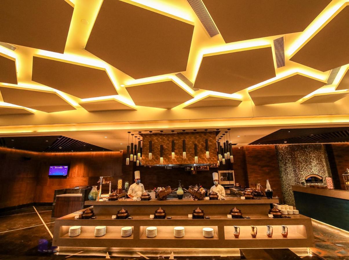 Radisson Blu Towers Kaushambi Delhi Ncr Hotell Ghaziabad Exteriör bild The interior of the lounge