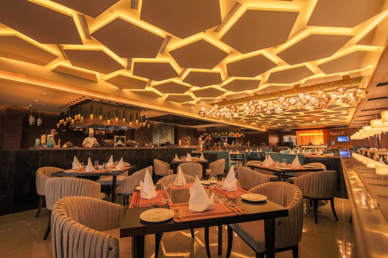 Radisson Blu Towers Kaushambi Delhi Ncr Hotell Ghaziabad Exteriör bild The interior of the restaurant