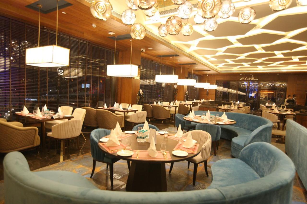 Radisson Blu Towers Kaushambi Delhi Ncr Hotell Ghaziabad Exteriör bild The interior of the restaurant