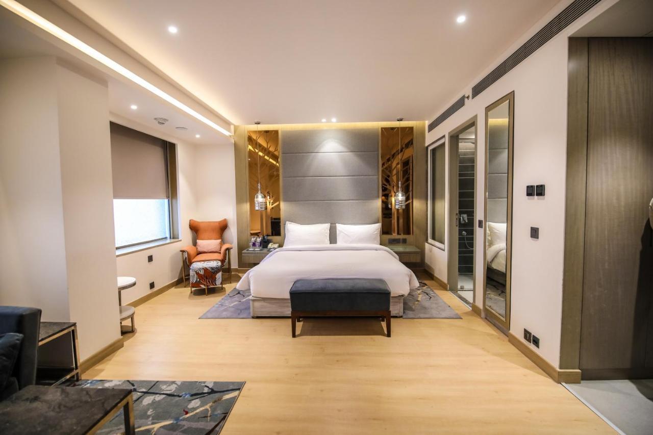 Radisson Blu Towers Kaushambi Delhi Ncr Hotell Ghaziabad Exteriör bild A bedroom at the hotel