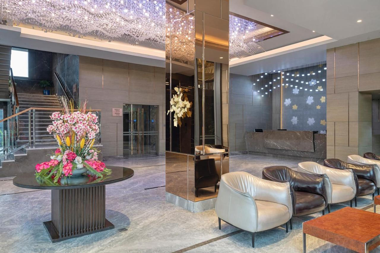 Radisson Blu Towers Kaushambi Delhi Ncr Hotell Ghaziabad Exteriör bild Lobby