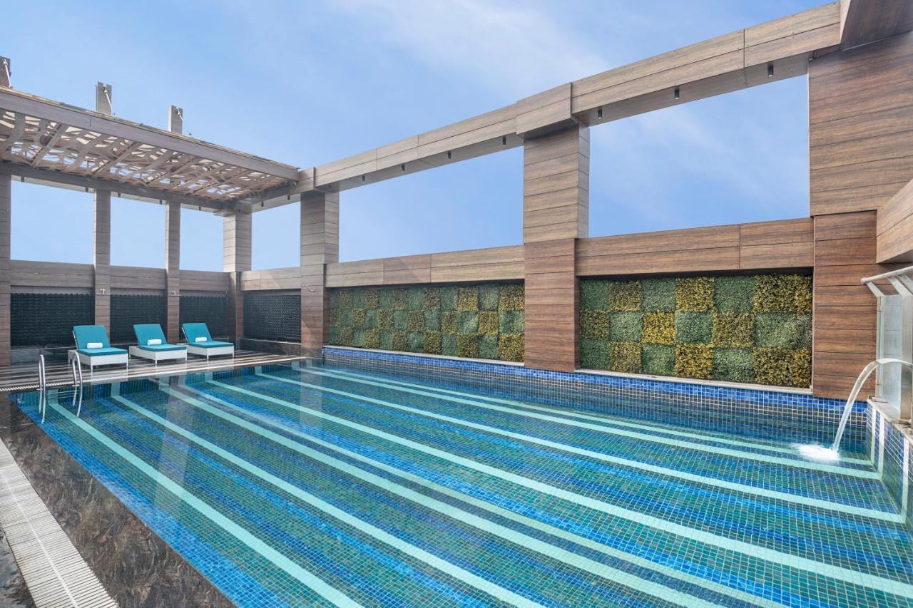 Radisson Blu Towers Kaushambi Delhi Ncr Hotell Ghaziabad Exteriör bild Rooftop pool