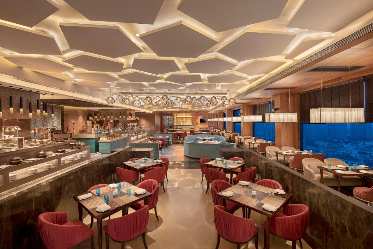 Radisson Blu Towers Kaushambi Delhi Ncr Hotell Ghaziabad Exteriör bild The restaurant