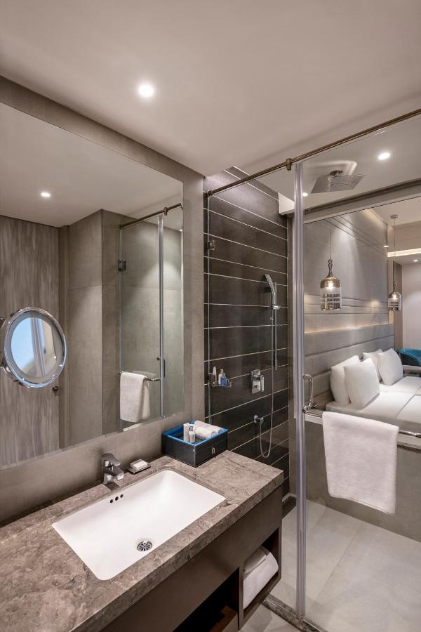 Radisson Blu Towers Kaushambi Delhi Ncr Hotell Ghaziabad Exteriör bild A bathroom on board