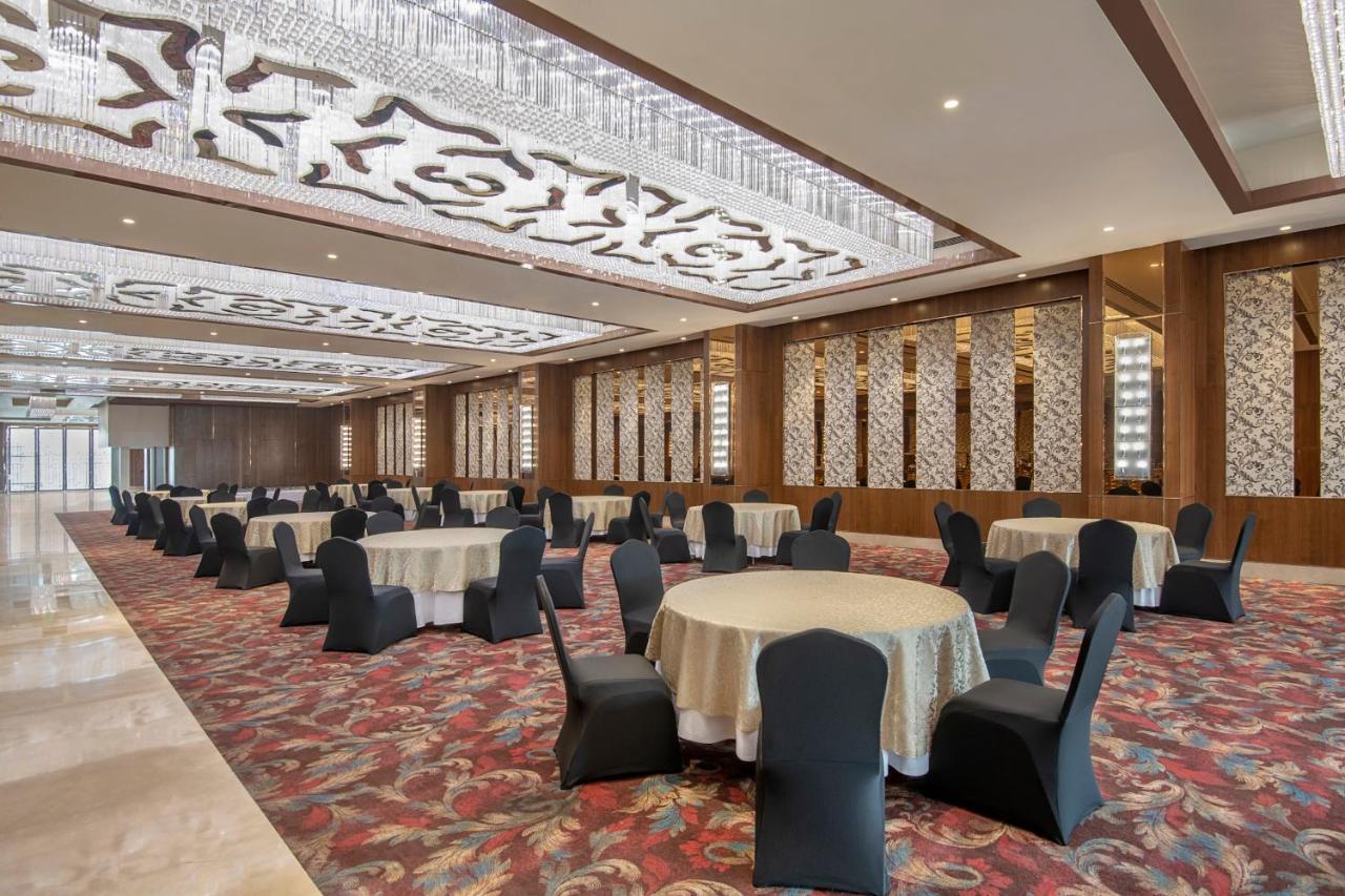Radisson Blu Towers Kaushambi Delhi Ncr Hotell Ghaziabad Exteriör bild The ballroom
