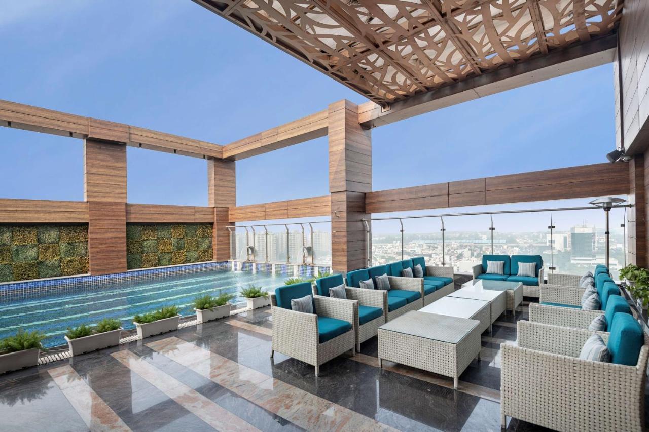 Radisson Blu Towers Kaushambi Delhi Ncr Hotell Ghaziabad Exteriör bild The Sky Bar