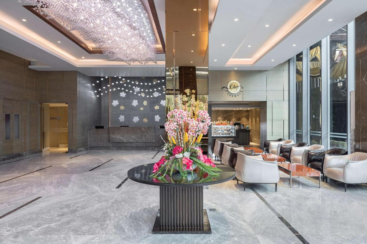 Radisson Blu Towers Kaushambi Delhi Ncr Hotell Ghaziabad Exteriör bild Lobby