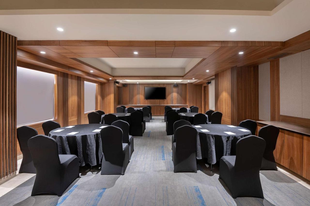Radisson Blu Towers Kaushambi Delhi Ncr Hotell Ghaziabad Exteriör bild Meeting room at the hotel