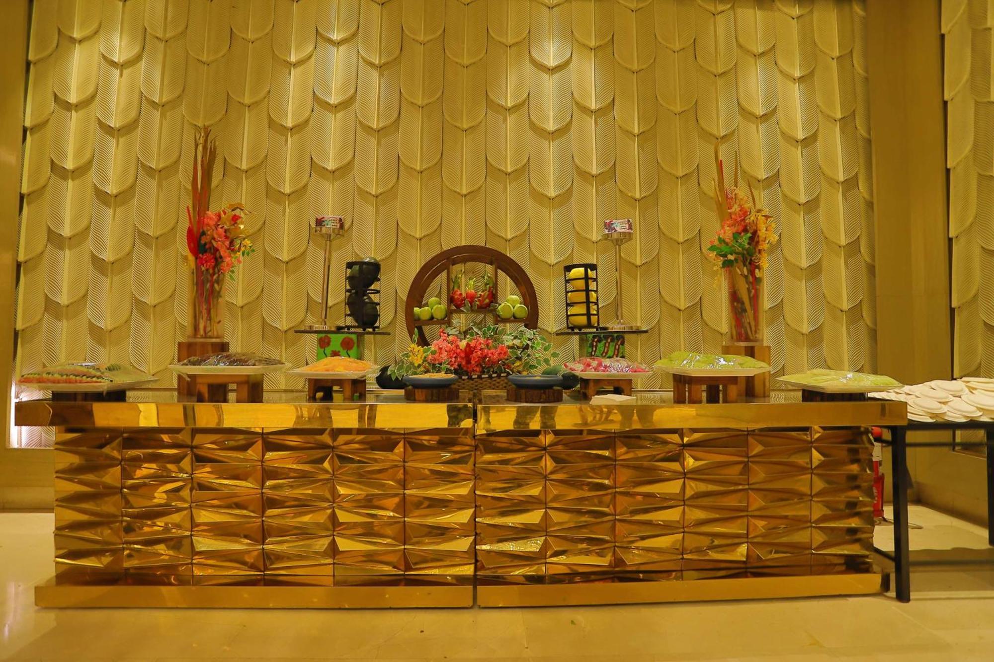 Radisson Blu Towers Kaushambi Delhi Ncr Hotell Ghaziabad Exteriör bild A Buddhist altar