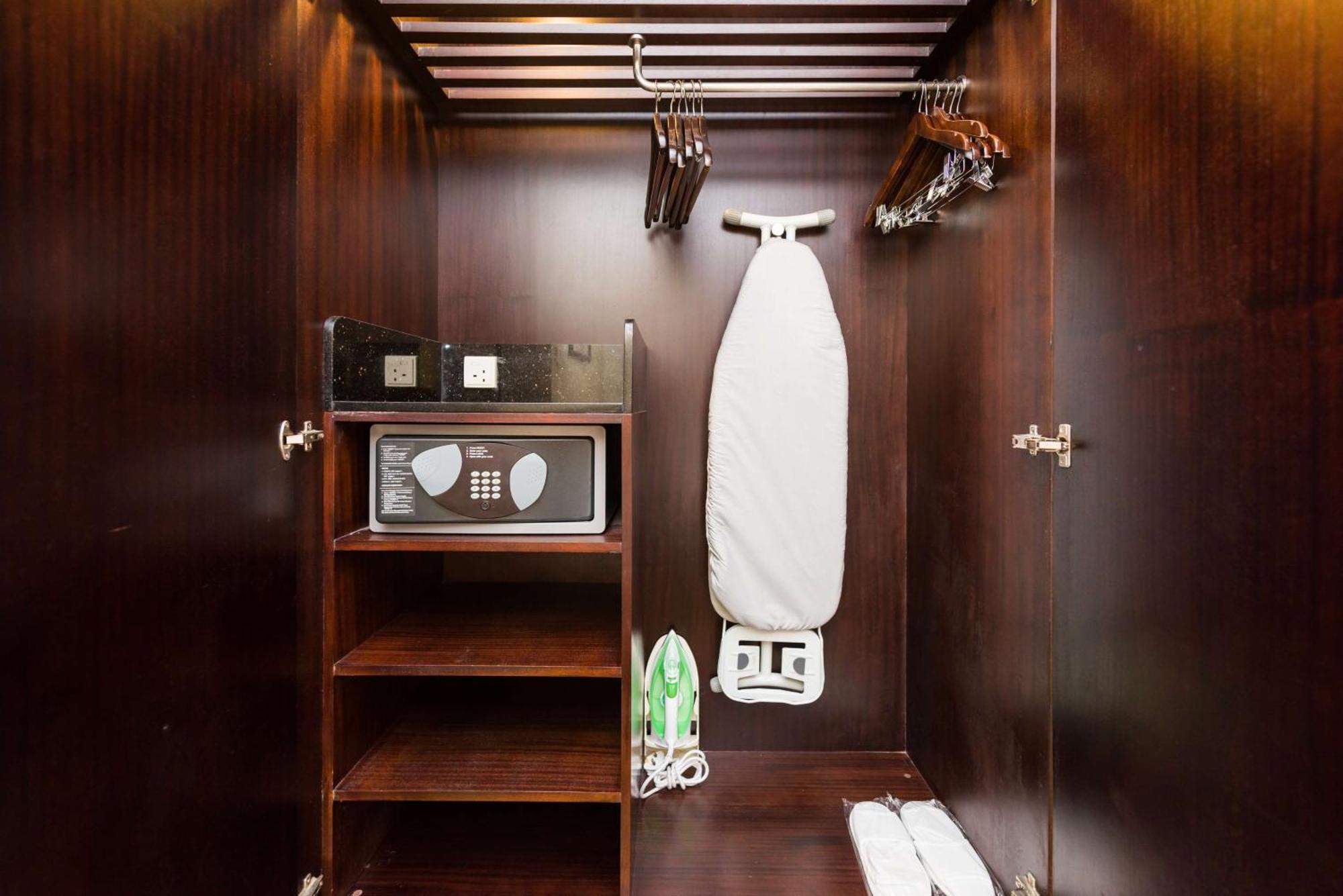 Radisson Blu Towers Kaushambi Delhi Ncr Hotell Ghaziabad Exteriör bild A hotel room wardrobe with a safe