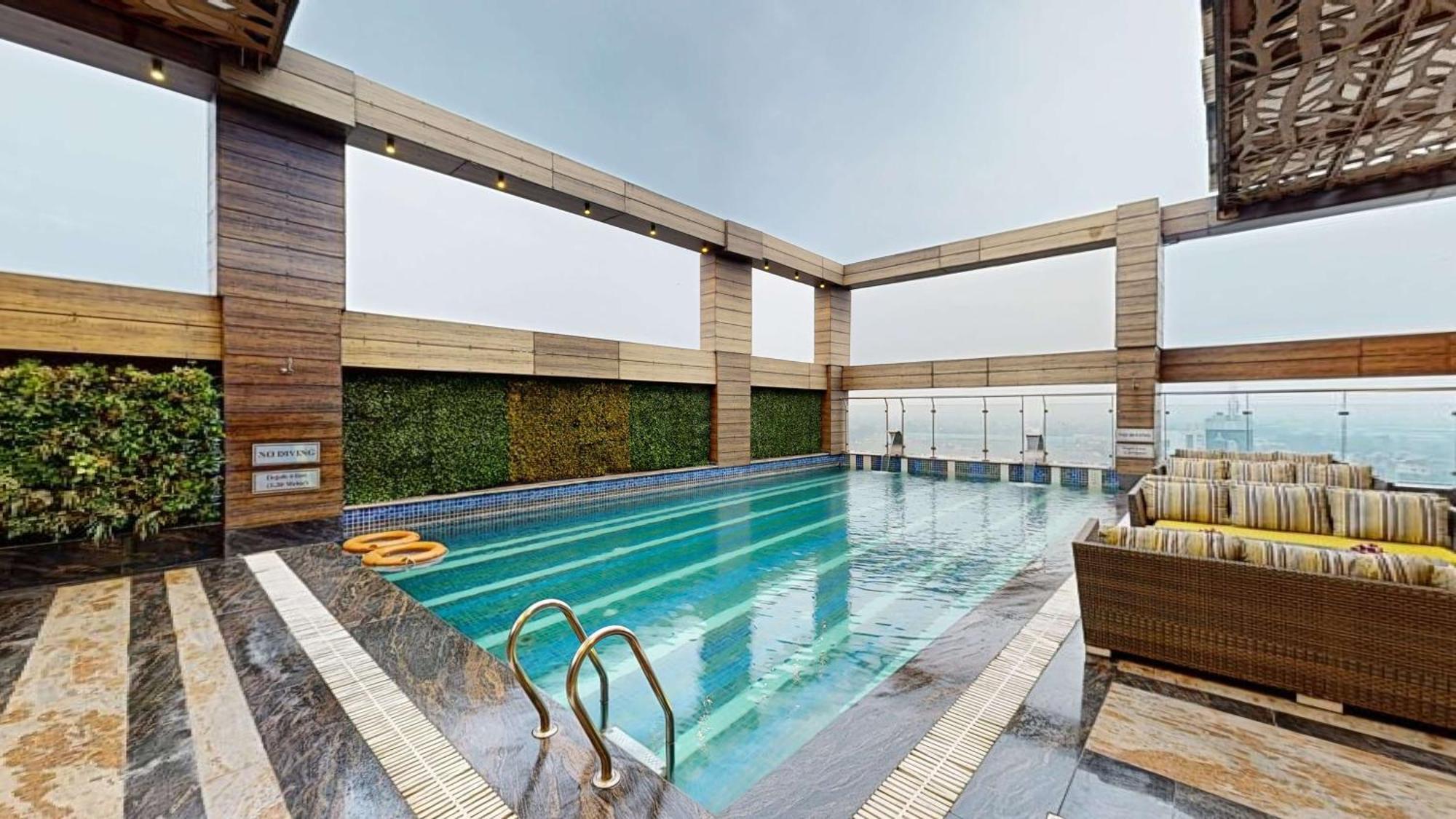 Radisson Blu Towers Kaushambi Delhi Ncr Hotell Ghaziabad Exteriör bild The swimming pool at the hotel