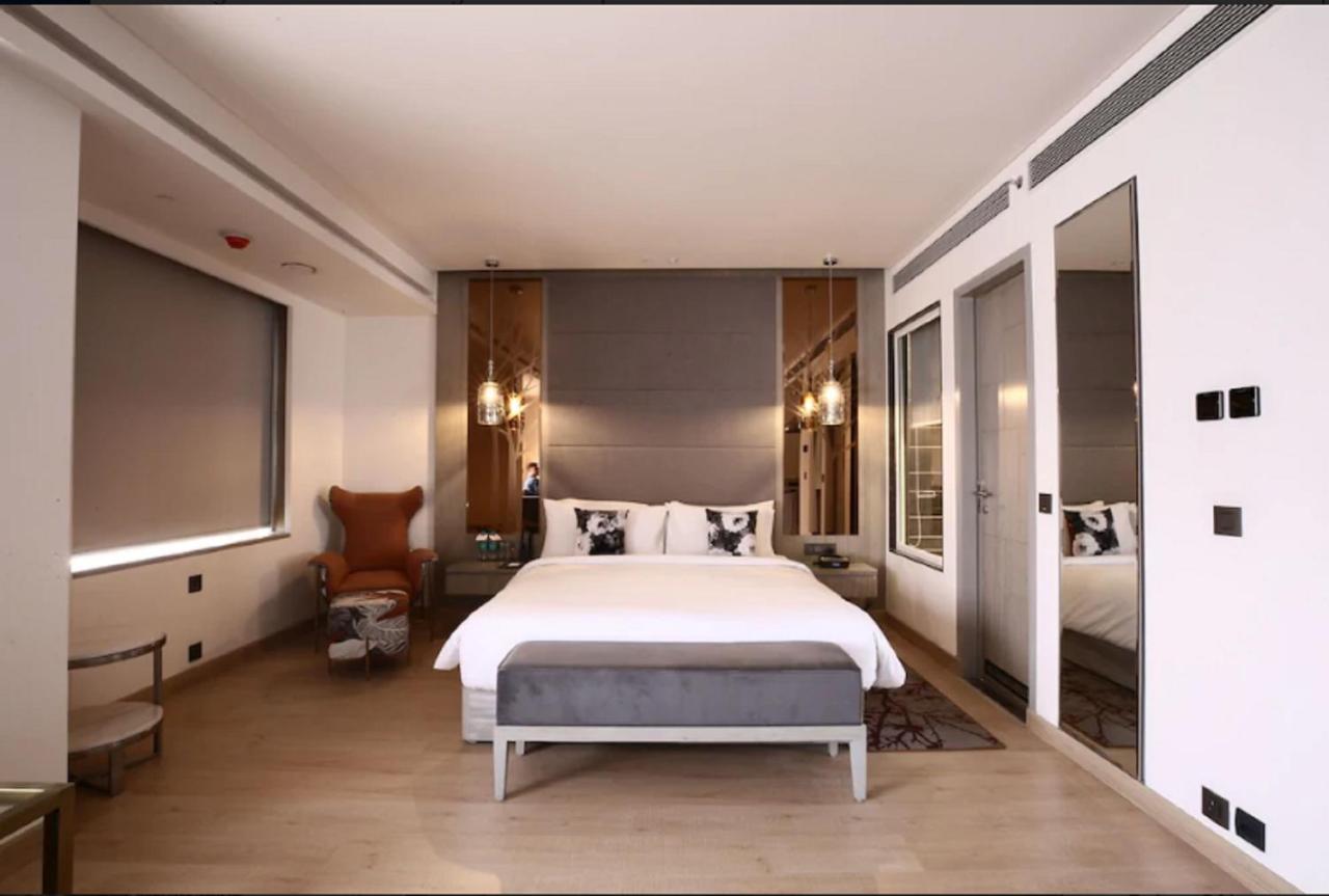 Radisson Blu Towers Kaushambi Delhi Ncr Hotell Ghaziabad Exteriör bild A bedroom at the hotel